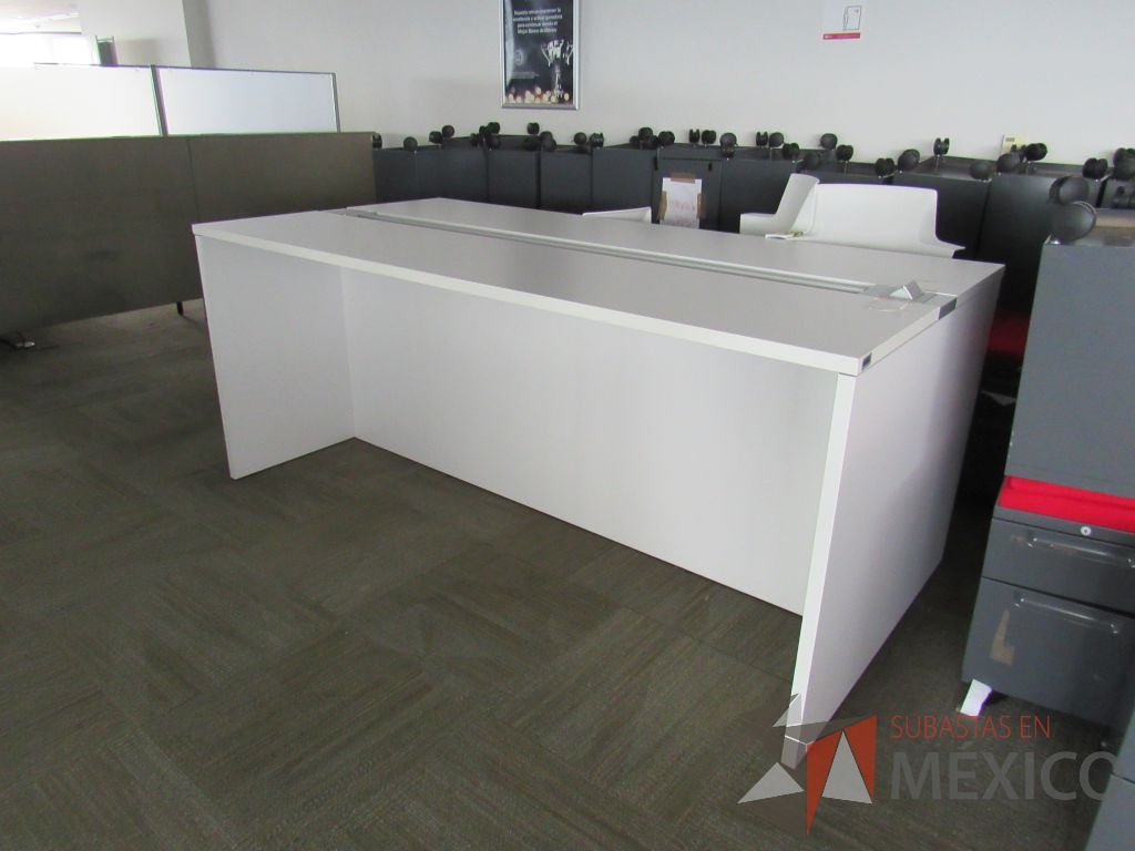Lote 0641 - Mesa alta con orificio para cables, accesorio para conexiones.y cubierta color blanco