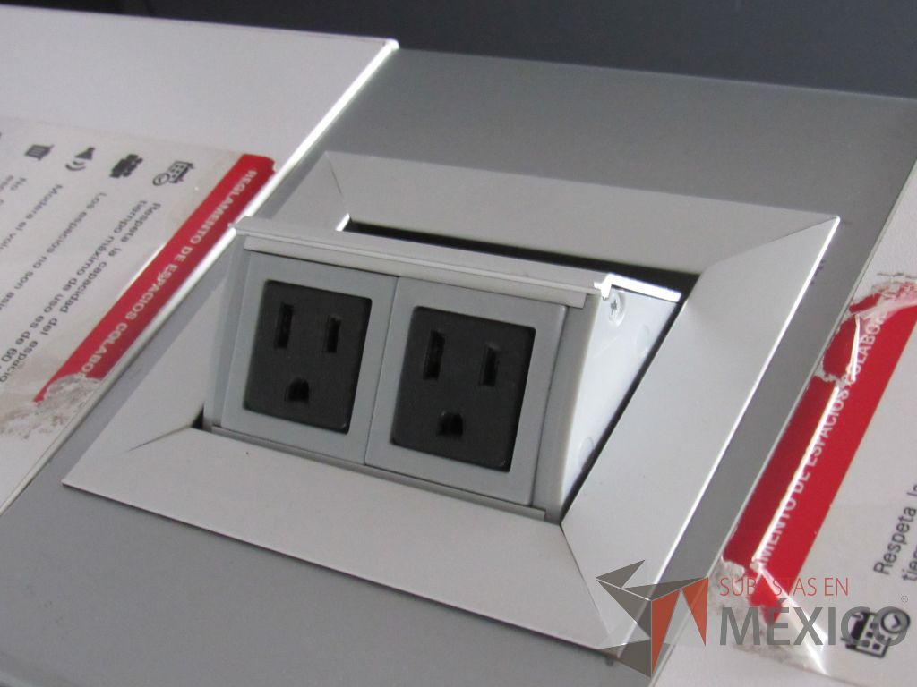 Lote 0641 - Mesa alta con orificio para cables, accesorio para conexiones.y cubierta color blanco - Imagen 9
