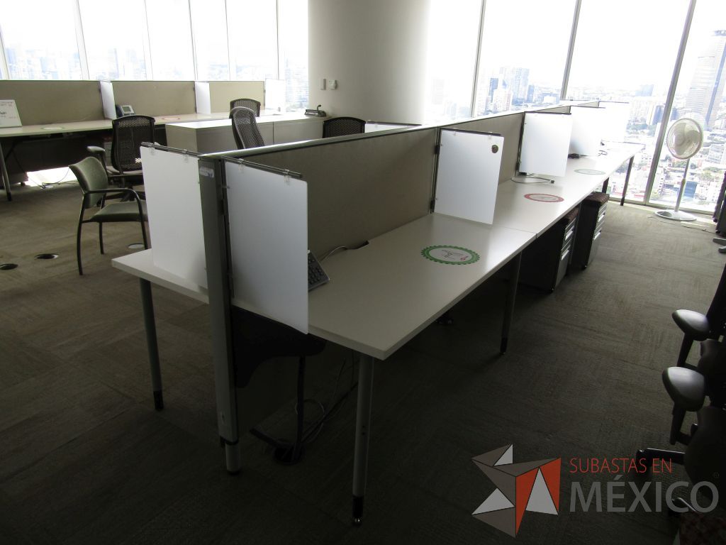 Lote 0717 - Estación de trabajo para 8 personas con base metálica, cubierta rectangular color blanco, mampara metálica y 8 archiveros móviles de 2 cajones - Imagen 2