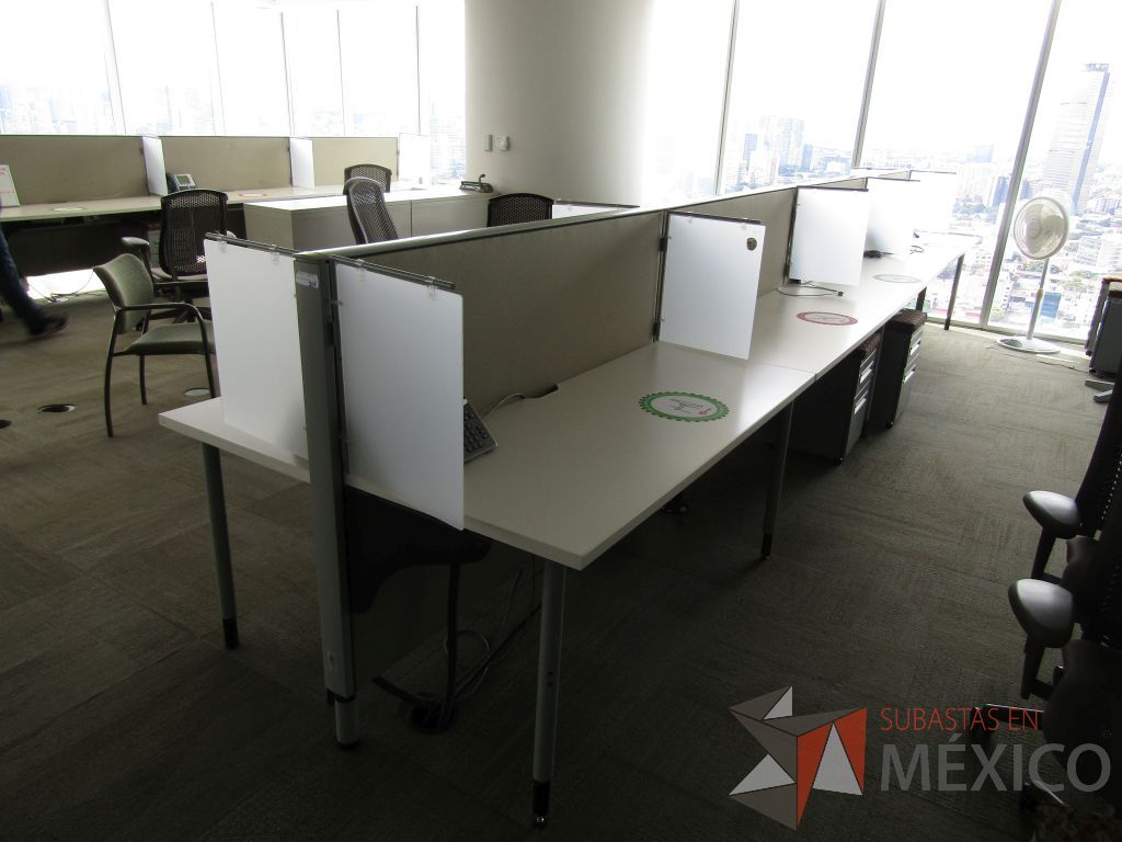 Lote 0717 - Estación de trabajo para 8 personas con base metálica, cubierta rectangular color blanco, mampara metálica y 8 archiveros móviles de 2 cajones - Imagen 3