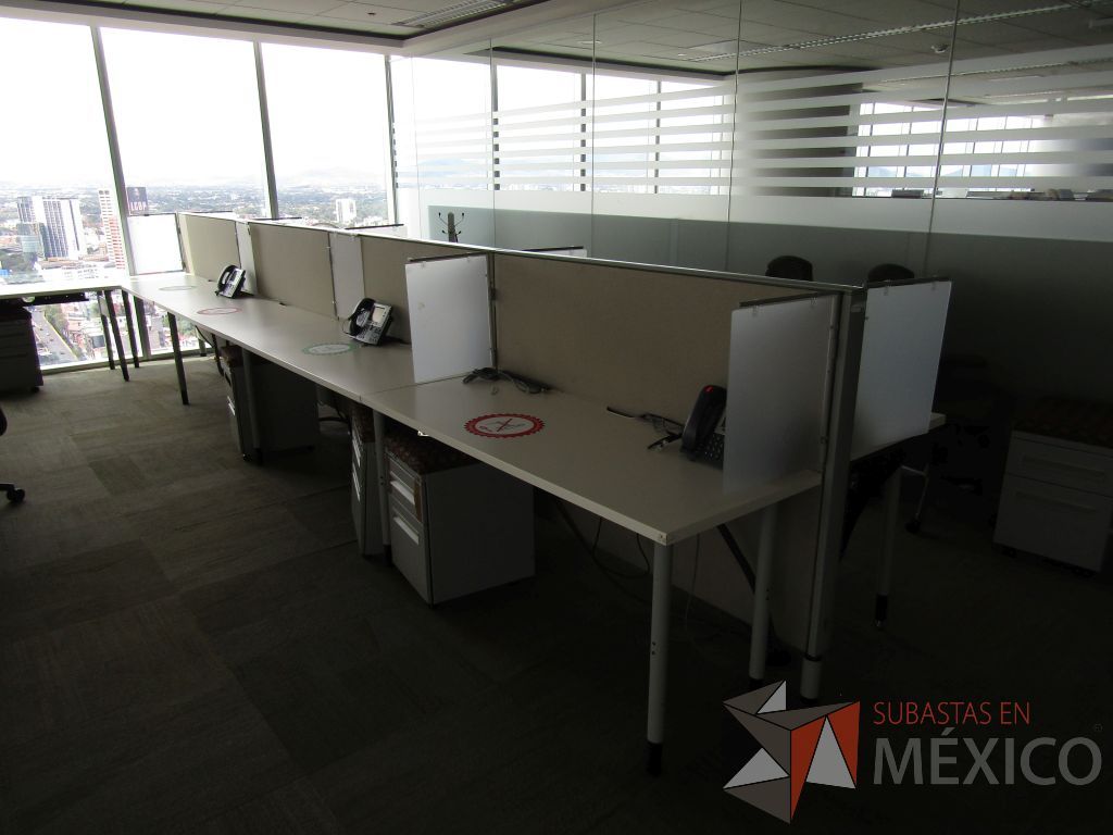 Lote 0717 - Estación de trabajo para 8 personas con base metálica, cubierta rectangular color blanco, mampara metálica y 8 archiveros móviles de 2 cajones - Imagen 5