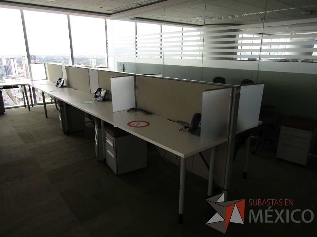 Lote 0717 - Estación de trabajo para 8 personas con base metálica, cubierta rectangular color blanco, mampara metálica y 8 archiveros móviles de 2 cajones - Imagen 6