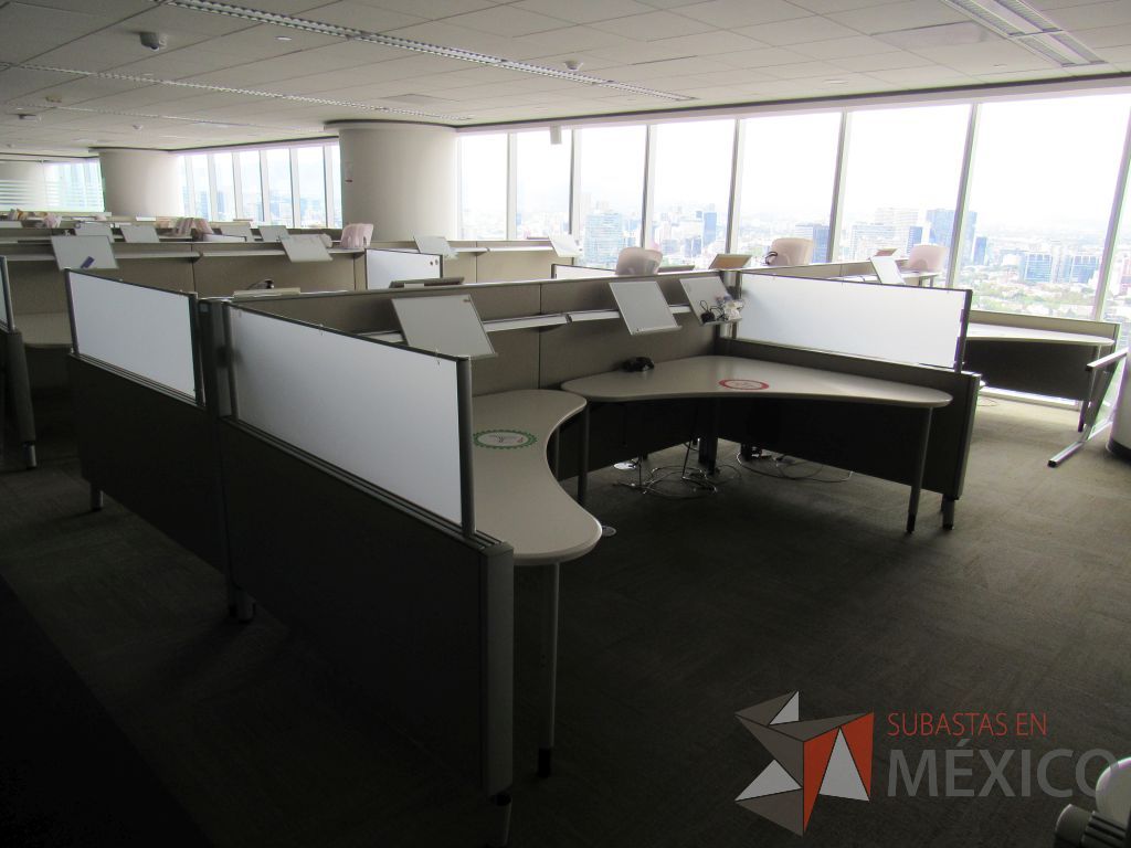 Lote 0713 - Estación de trabajo para 8 personas con cubiertas mampara metálica color beige y 8 archiveros móviles de 2 cajones - Imagen 3
