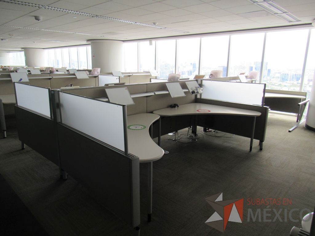 Lote 0713 - Estación de trabajo para 8 personas con cubiertas mampara metálica color beige y 8 archiveros móviles de 2 cajones - Imagen 5
