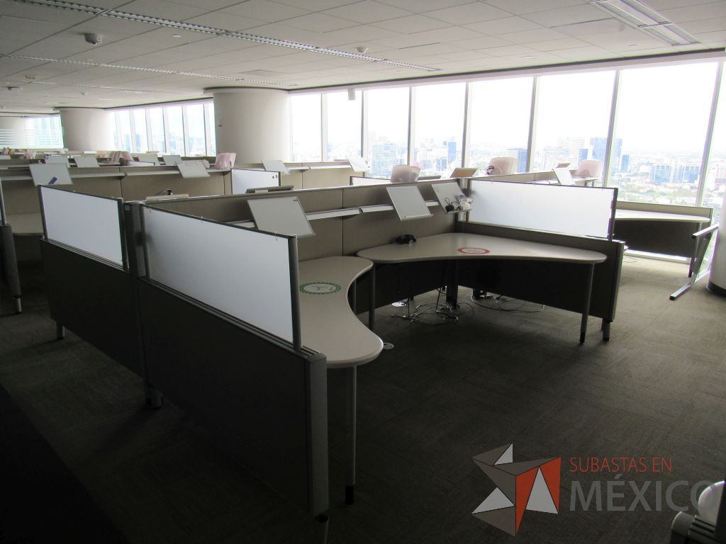 Lote 0713 - Estación de trabajo para 8 personas con cubiertas mampara metálica color beige y 8 archiveros móviles de 2 cajones - Imagen 6