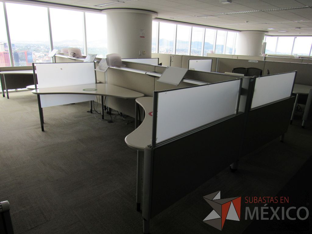Lote 0713 - Estación de trabajo para 8 personas con cubiertas mampara metálica color beige y 8 archiveros móviles de 2 cajones - Imagen 7