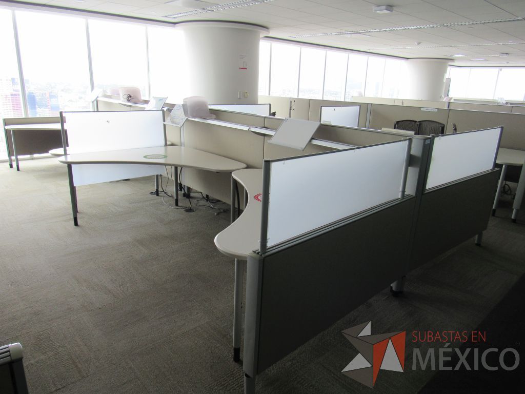 Lote 0713 - Estación de trabajo para 8 personas con cubiertas mampara metálica color beige y 8 archiveros móviles de 2 cajones