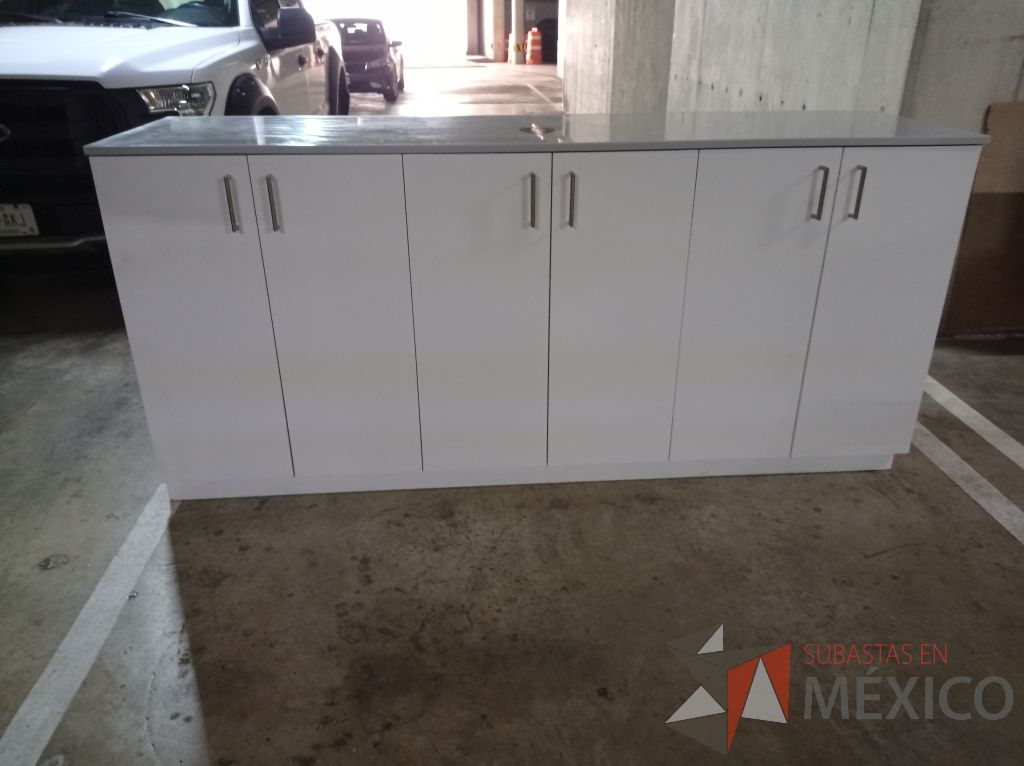 Lote 085 - Gabinete c/6 puertas de madera con cubierta color verde y 2 repisas de madera