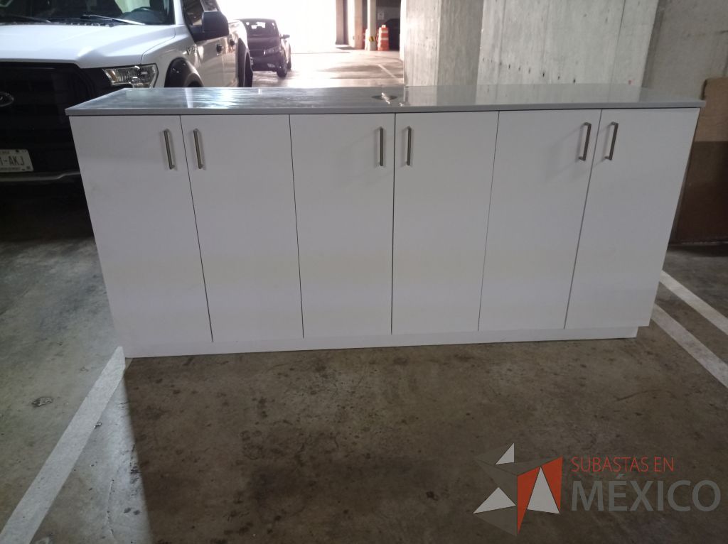 Lote 085 - Gabinete c/6 puertas de madera con cubierta color verde y 2 repisas de madera - Imagen 2