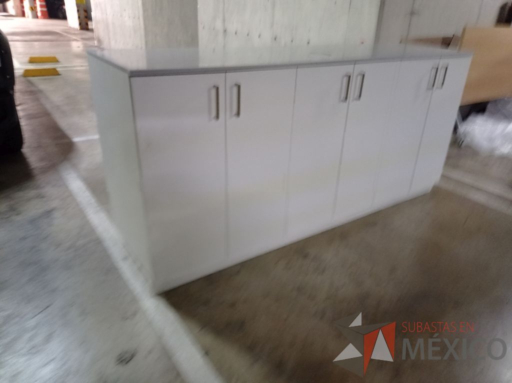 Lote 085 - Gabinete c/6 puertas de madera con cubierta color verde y 2 repisas de madera - Imagen 3