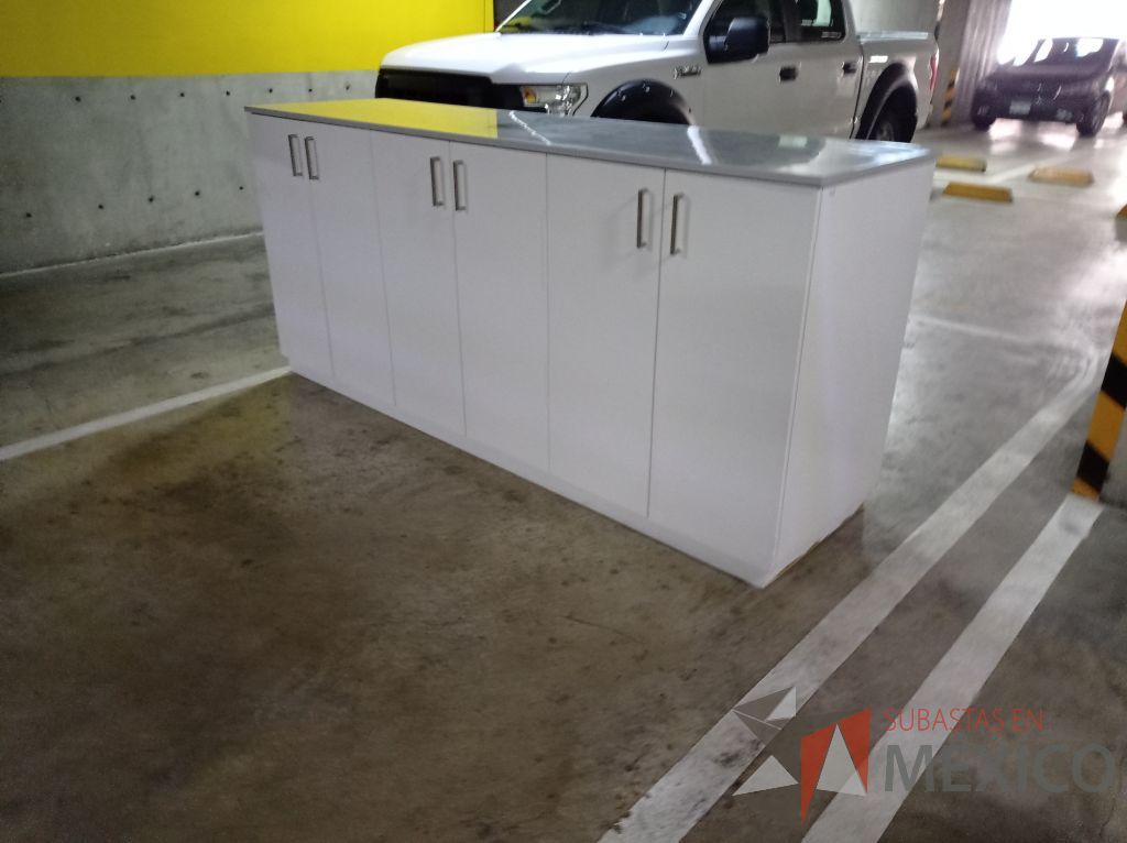 Lote 085 - Gabinete c/6 puertas de madera con cubierta color verde y 2 repisas de madera - Imagen 4