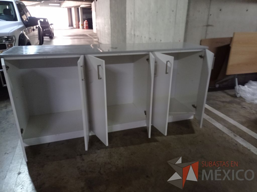 Lote 085 - Gabinete c/6 puertas de madera con cubierta color verde y 2 repisas de madera - Imagen 5