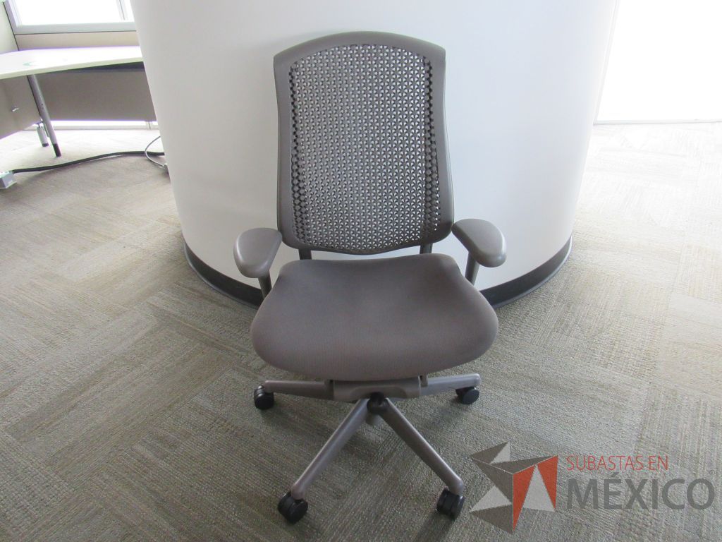 Lote 196 - Silla Herman Miller Celle con ruedas, descansabrazos, asiento en tela y respaldo en plástico color gris - Imagen 2