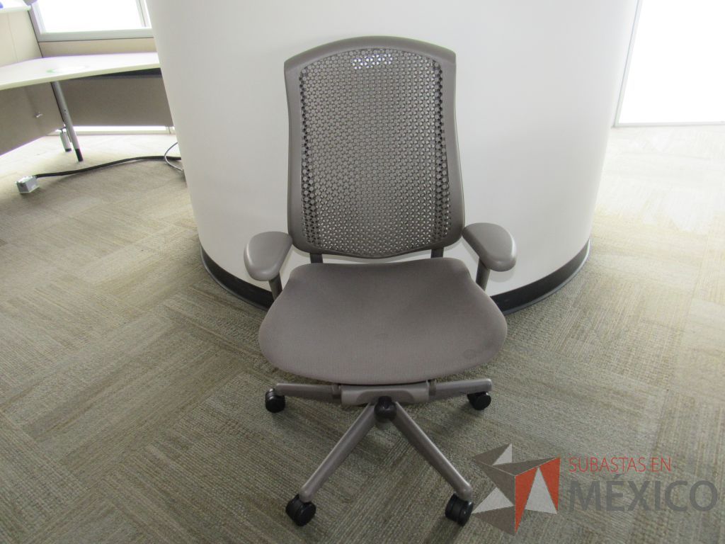 Lote 196 - Silla Herman Miller Celle con ruedas, descansabrazos, asiento en tela y respaldo en plástico color gris - Imagen 3