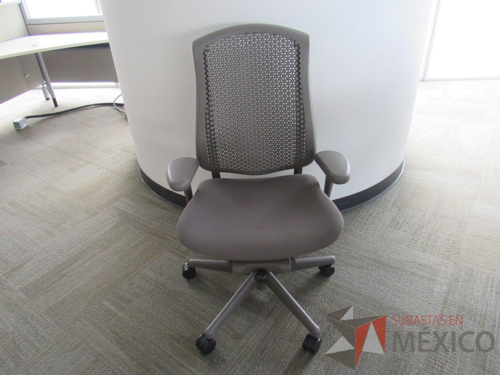 Lote 196 - Silla Herman Miller Celle con ruedas, descansabrazos, asiento en tela y respaldo en plástico color gris
