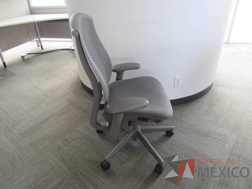Lote 196 - Silla Herman Miller Celle con ruedas, descansabrazos, asiento en tela y respaldo en plástico color gris - Imagen 4
