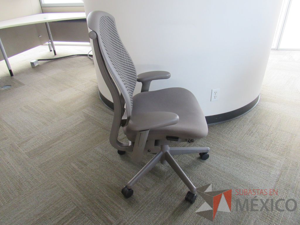 Lote 196 - Silla Herman Miller Celle con ruedas, descansabrazos, asiento en tela y respaldo en plástico color gris - Imagen 5