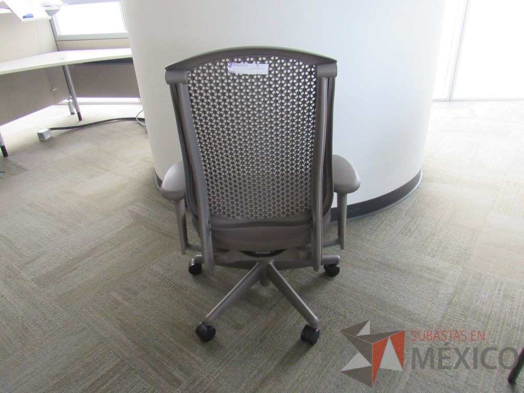 Lote 196 - Silla Herman Miller Celle con ruedas, descansabrazos, asiento en tela y respaldo en plástico color gris - Imagen 6