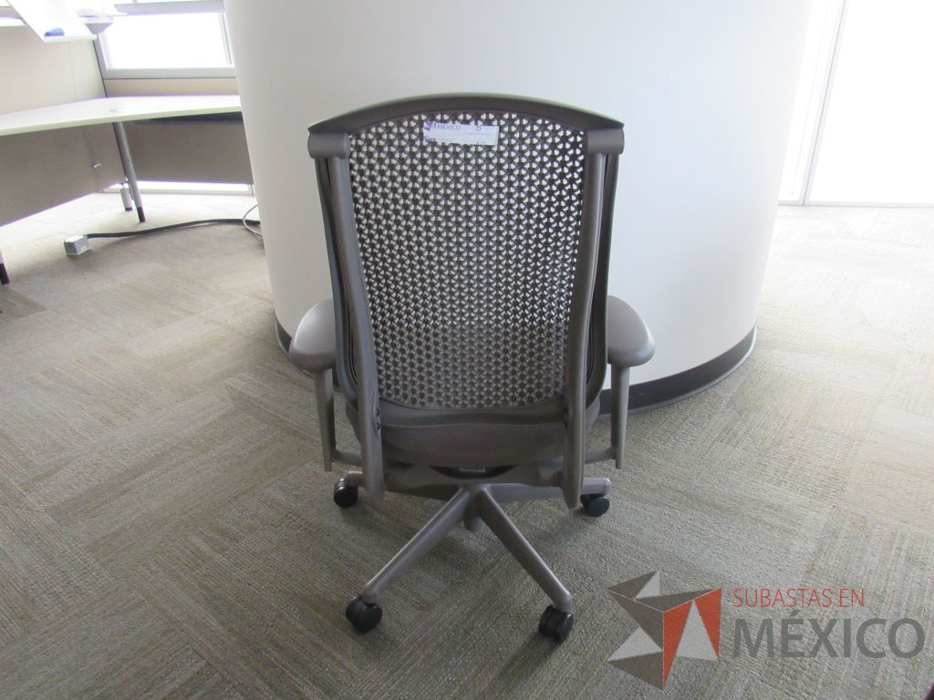 Lote 196 - Silla Herman Miller Celle con ruedas, descansabrazos, asiento en tela y respaldo en plástico color gris - Imagen 7