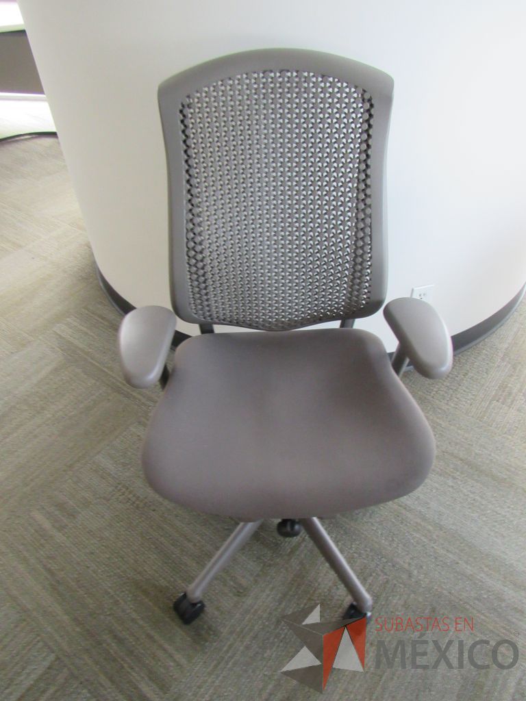 Lote 196 - Silla Herman Miller Celle con ruedas, descansabrazos, asiento en tela y respaldo en plástico color gris - Imagen 8