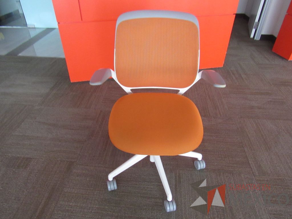Lote 043 - 2 Sillas Steelcase Conference Chair Cobi color naranja - Imagen 2
