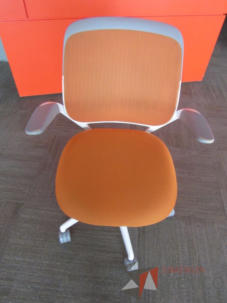 Lote 043 - 2 Sillas Steelcase Conference Chair Cobi color naranja - Imagen 3