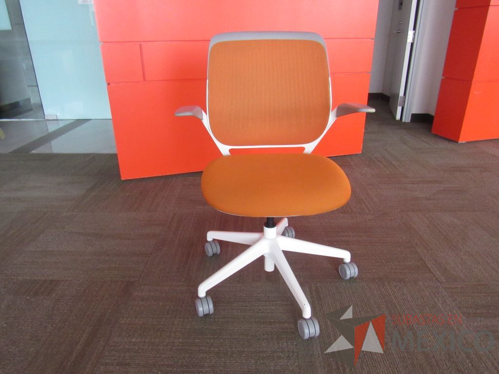 Lote 043 - 2 Sillas Steelcase Conference Chair Cobi color naranja - Imagen 4