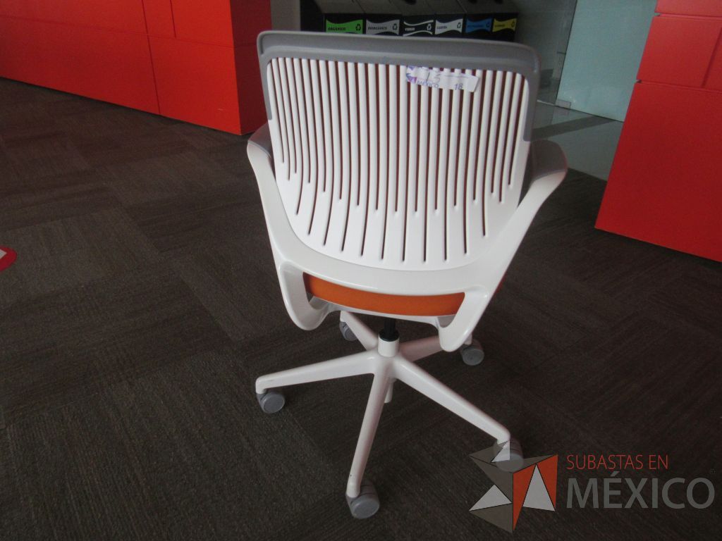 Lote 043 - 2 Sillas Steelcase Conference Chair Cobi color naranja - Imagen 6
