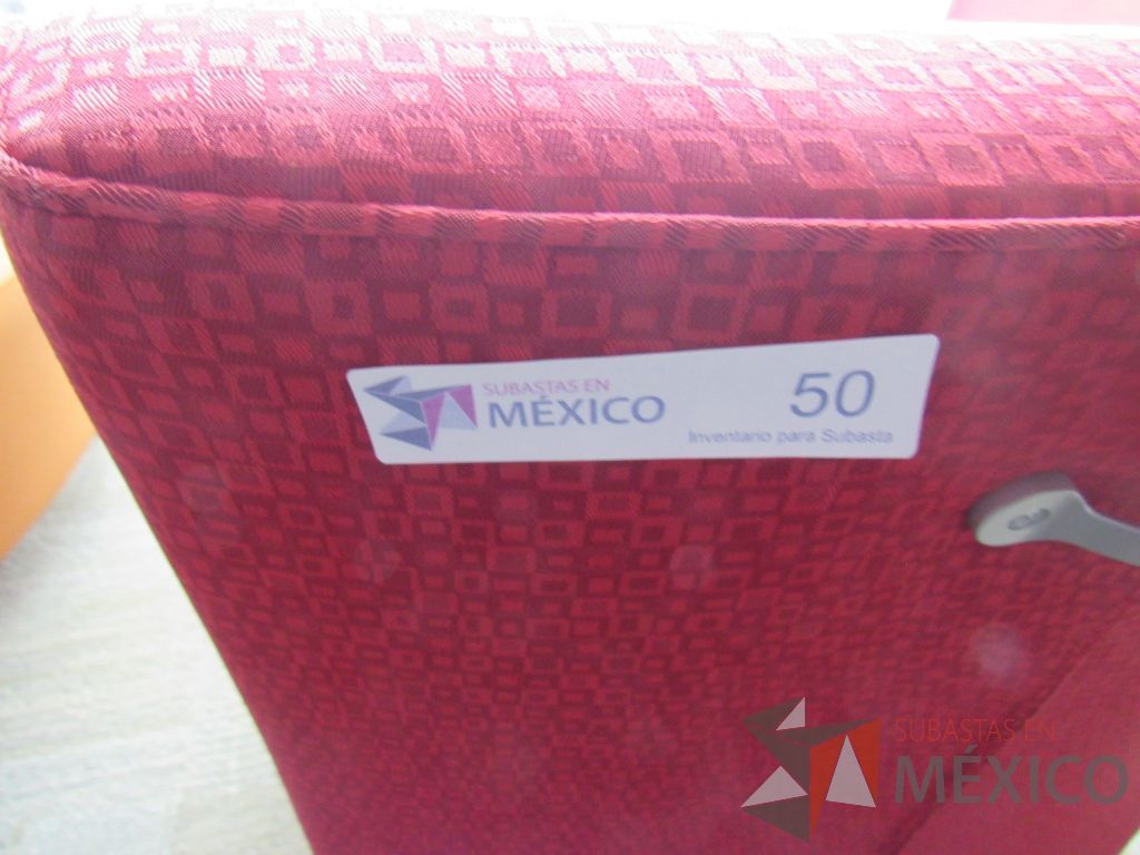 Lote 090 - 2 Sillones Herman Miller Celeste con paleta, 2 ruedas, descansa brazos, asiento y respaldo en tela color rojo - Imagen 2