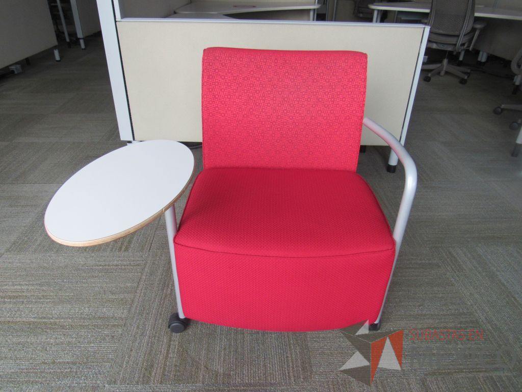 Lote 090 - 2 Sillones Herman Miller Celeste con paleta, 2 ruedas, descansa brazos, asiento y respaldo en tela color rojo