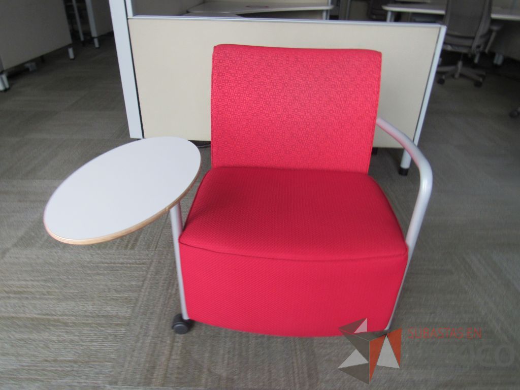 Lote 090 - 2 Sillones Herman Miller Celeste con paleta, 2 ruedas, descansa brazos, asiento y respaldo en tela color rojo - Imagen 3