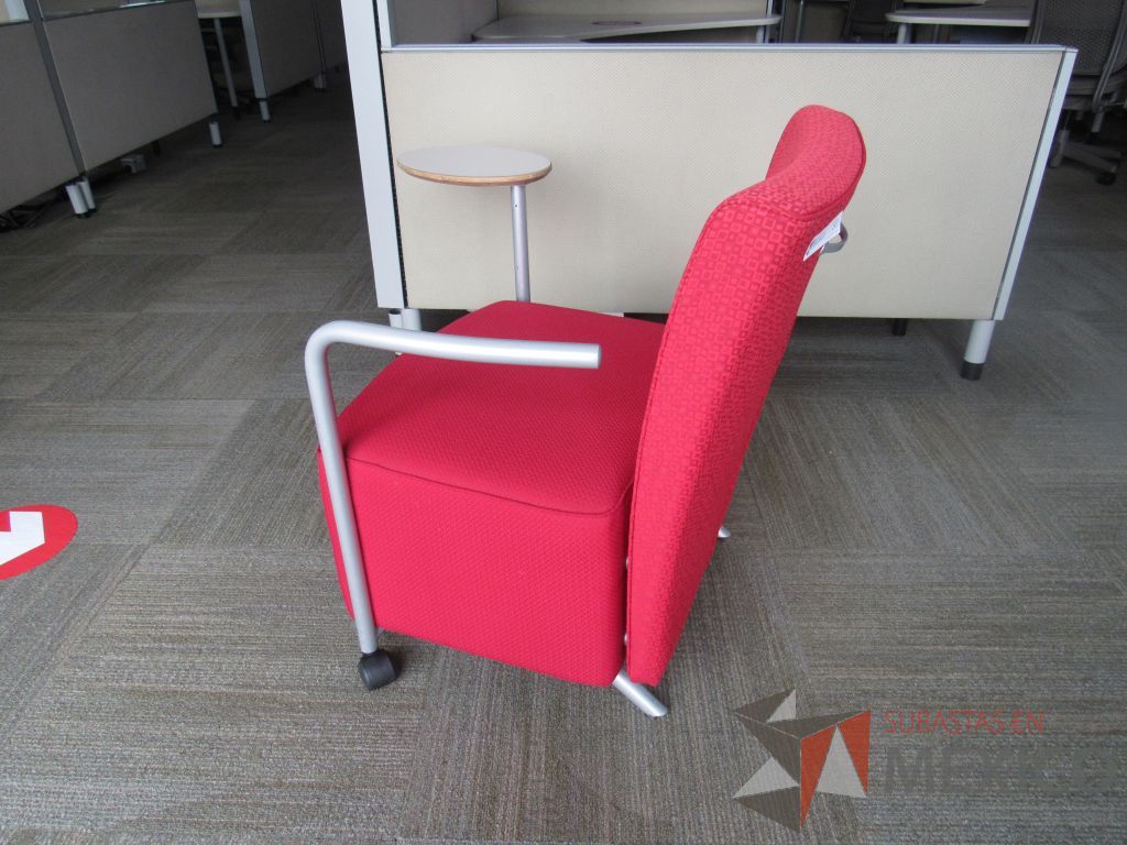 Lote 090 - 2 Sillones Herman Miller Celeste con paleta, 2 ruedas, descansa brazos, asiento y respaldo en tela color rojo - Imagen 4