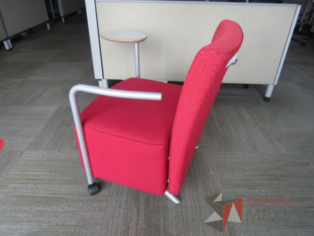Lote 090 - 2 Sillones Herman Miller Celeste con paleta, 2 ruedas, descansa brazos, asiento y respaldo en tela color rojo - Imagen 5