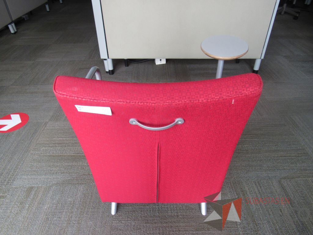 Lote 090 - 2 Sillones Herman Miller Celeste con paleta, 2 ruedas, descansa brazos, asiento y respaldo en tela color rojo - Imagen 6