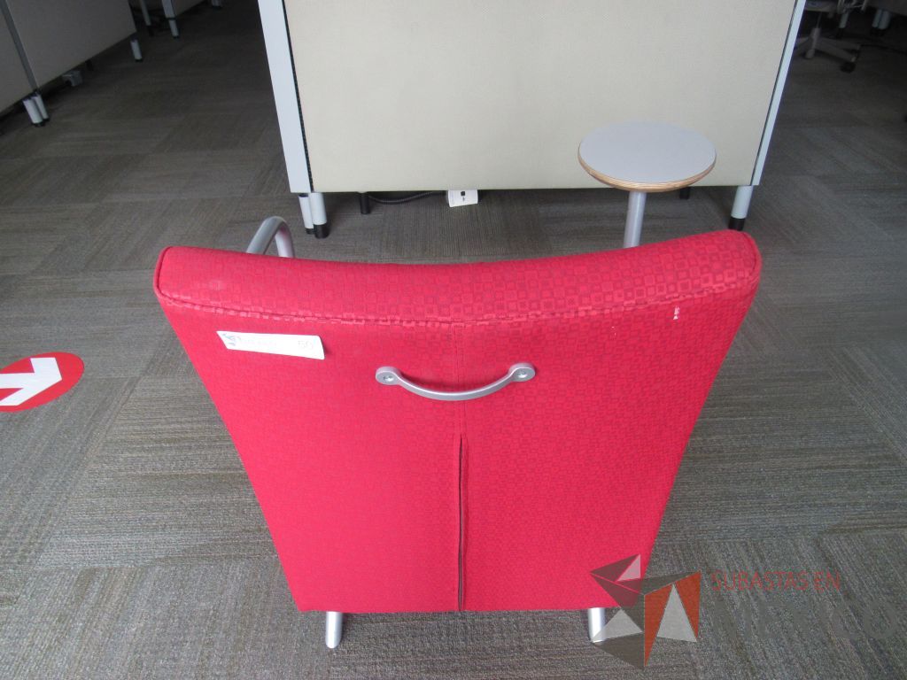 Lote 090 - 2 Sillones Herman Miller Celeste con paleta, 2 ruedas, descansa brazos, asiento y respaldo en tela color rojo - Imagen 7