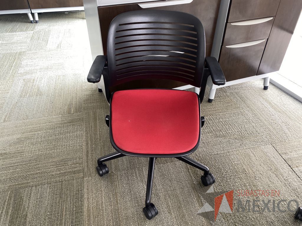 Lote 016 - 2 Silla de visita con ruedas Steelcase