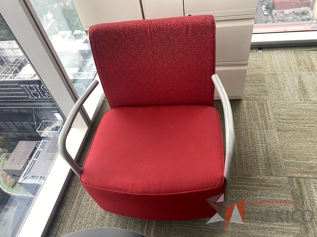 Lote 101 - Sillón de 1 plaza Herman Miller con descansa brazos metálicos, asiento y respaldo en tela color rojo - Imagen 2