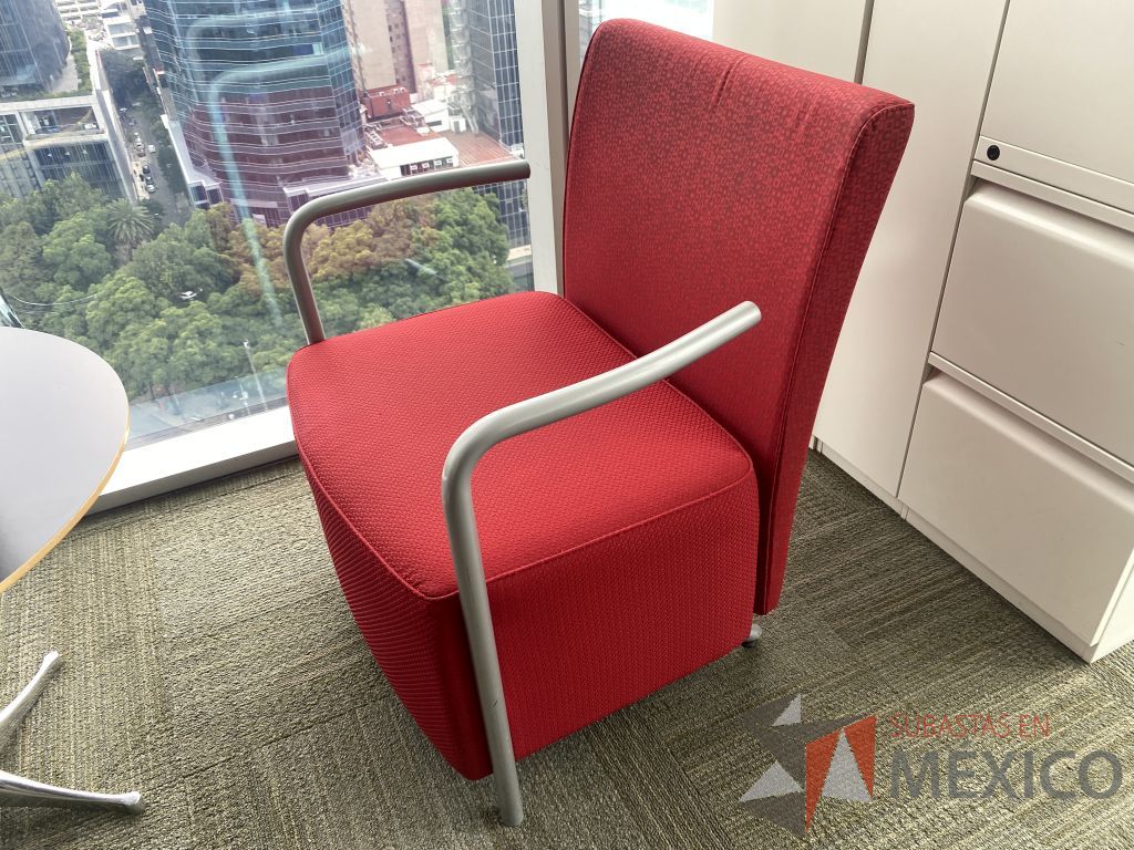 Lote 101 - Sillón de 1 plaza Herman Miller con descansa brazos metálicos, asiento y respaldo en tela color rojo