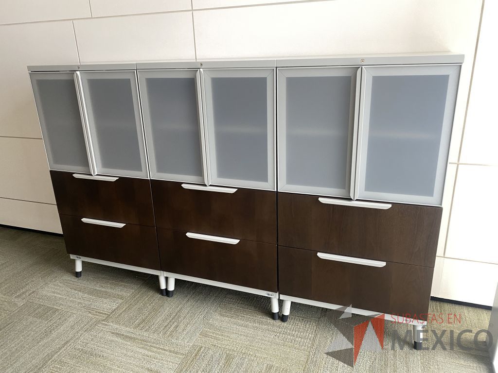 Lote 088 - Gabinete alto con 4 patas metálicas, 2 cajones, 2 puertas y 1 entrepaño - Imagen 2