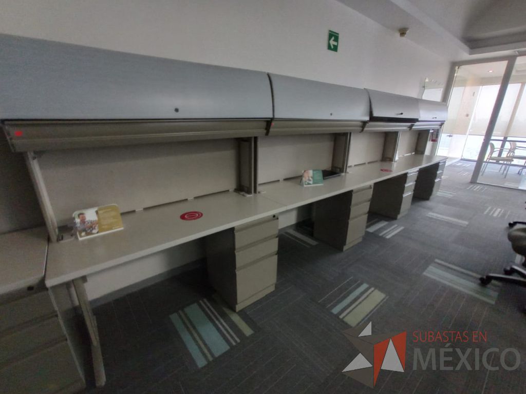 Lote 106 - Estación de trabajo lineal de mampara alta color beige para 4 personas con 4 gavetas y 4 archiveros de pedestal de 3 cajones - Imagen 4