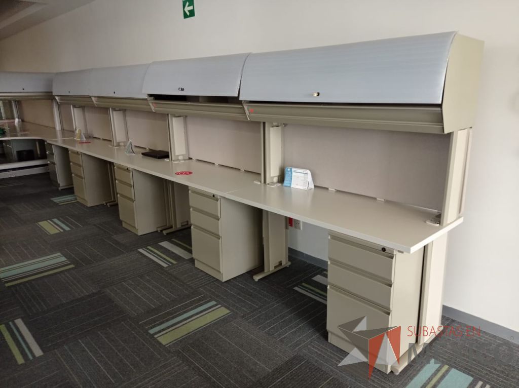 Lote 106 - Estación de trabajo lineal de mampara alta color beige para 4 personas con 4 gavetas y 4 archiveros de pedestal de 3 cajones - Imagen 3