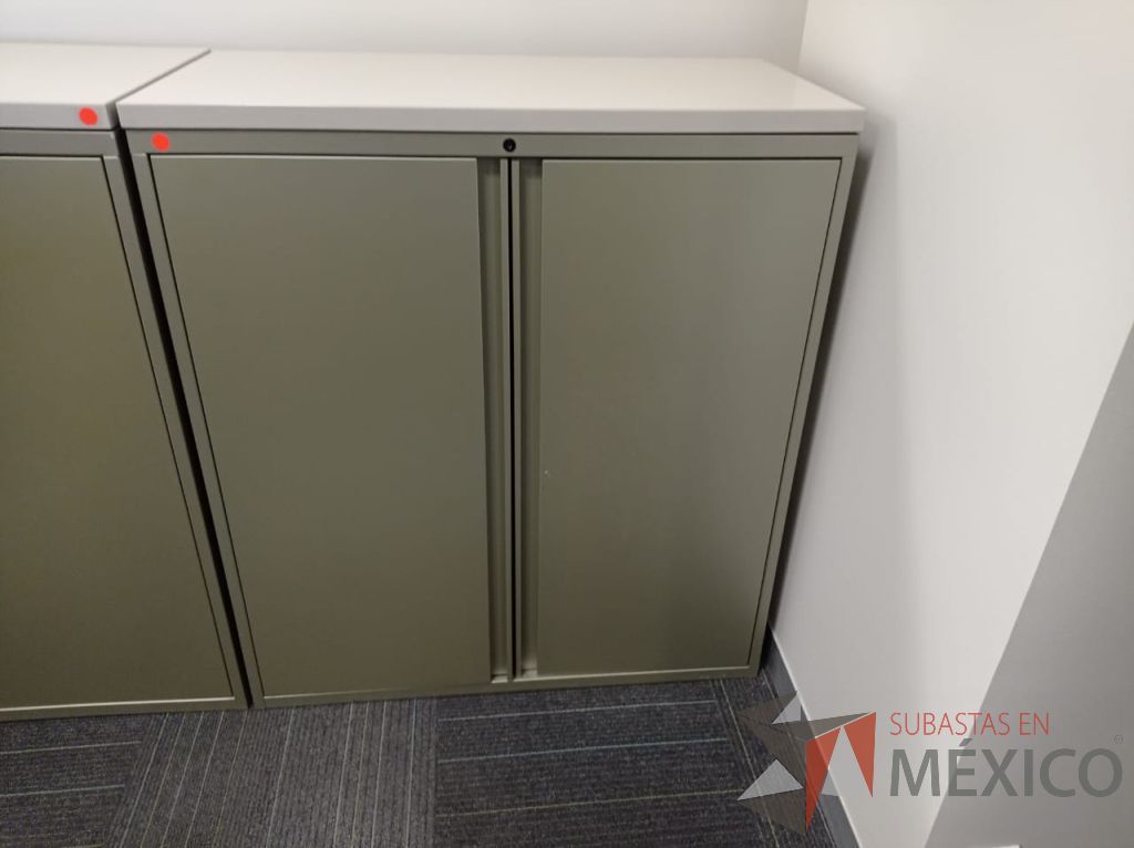 Lote 104 - 2 Gabinetes metálicos altos con 2 puertas color verde y 2 entrepaños color negro - Imagen 4