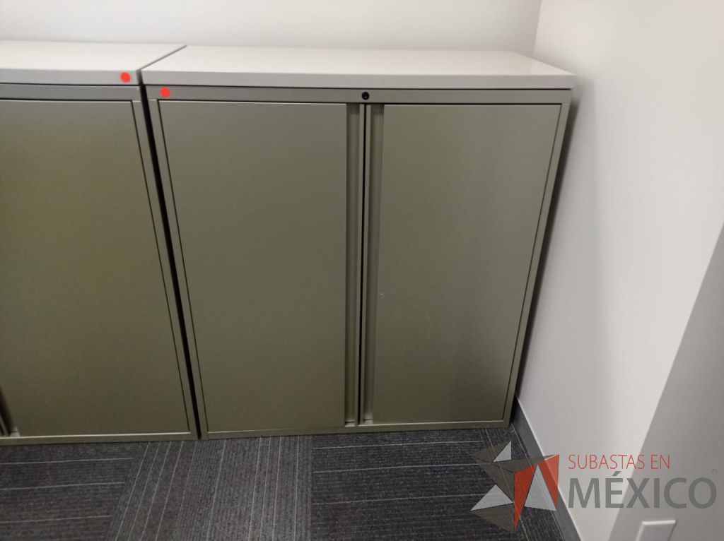 Lote 104 - 2 Gabinetes metálicos altos con 2 puertas color verde y 2 entrepaños color negro - Imagen 3