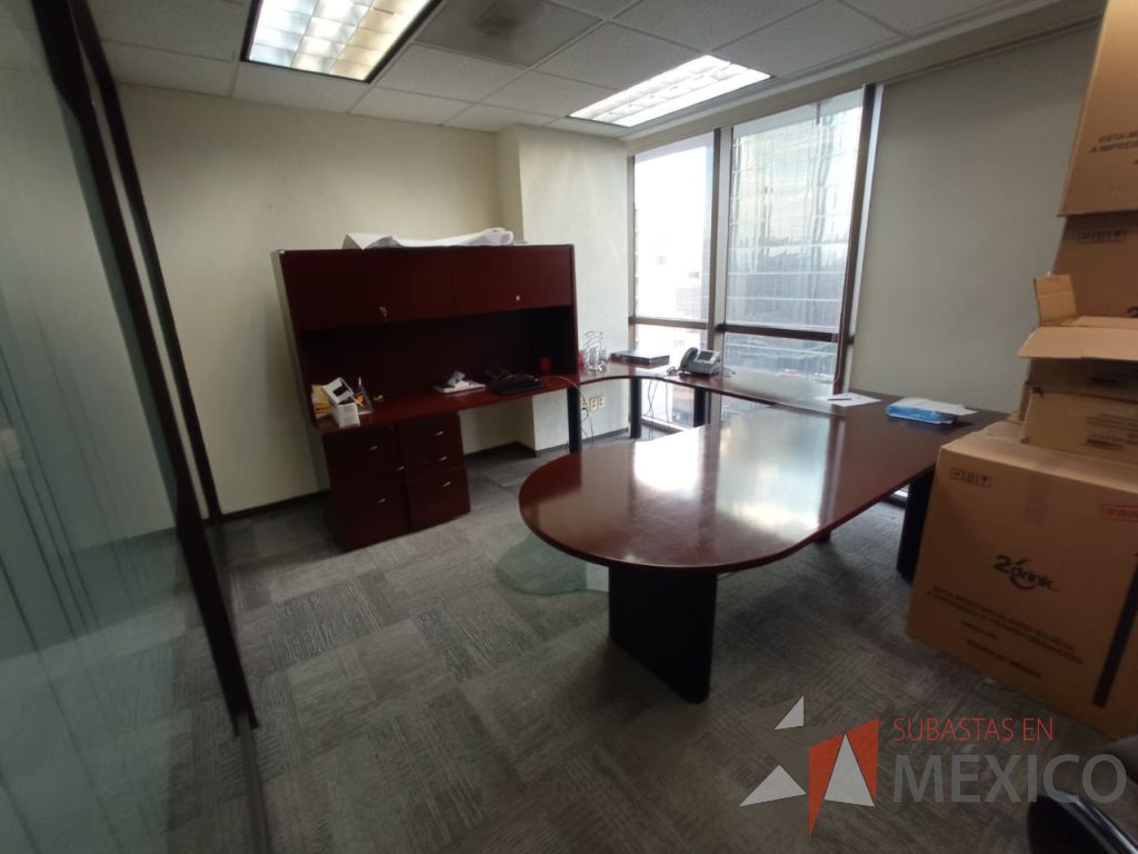Lote 161 - Escritorio en herradura de costado izquierdo con base metálico, 2 archiveros de pedestal, gabinete superior con 2 puertas corredizas u cubierta color vino - Imagen 3