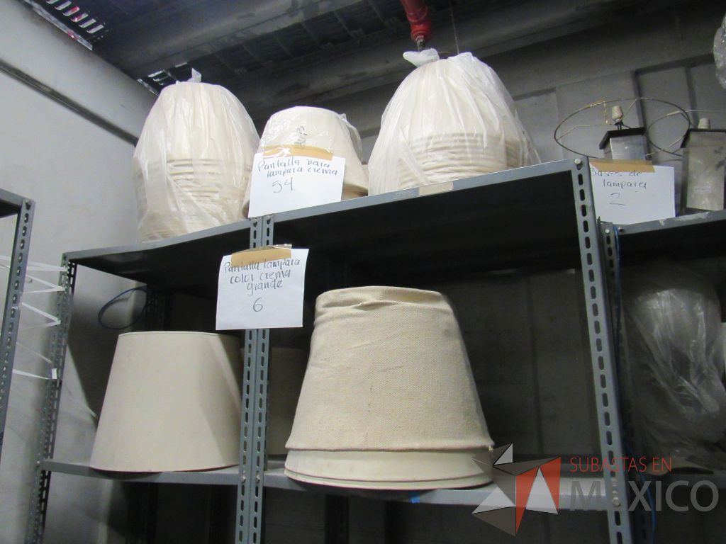 Lote 022 - 68 Pantallas para lampara, 2 Bases de lampara, 3 Lamparas, 1 Paraguas