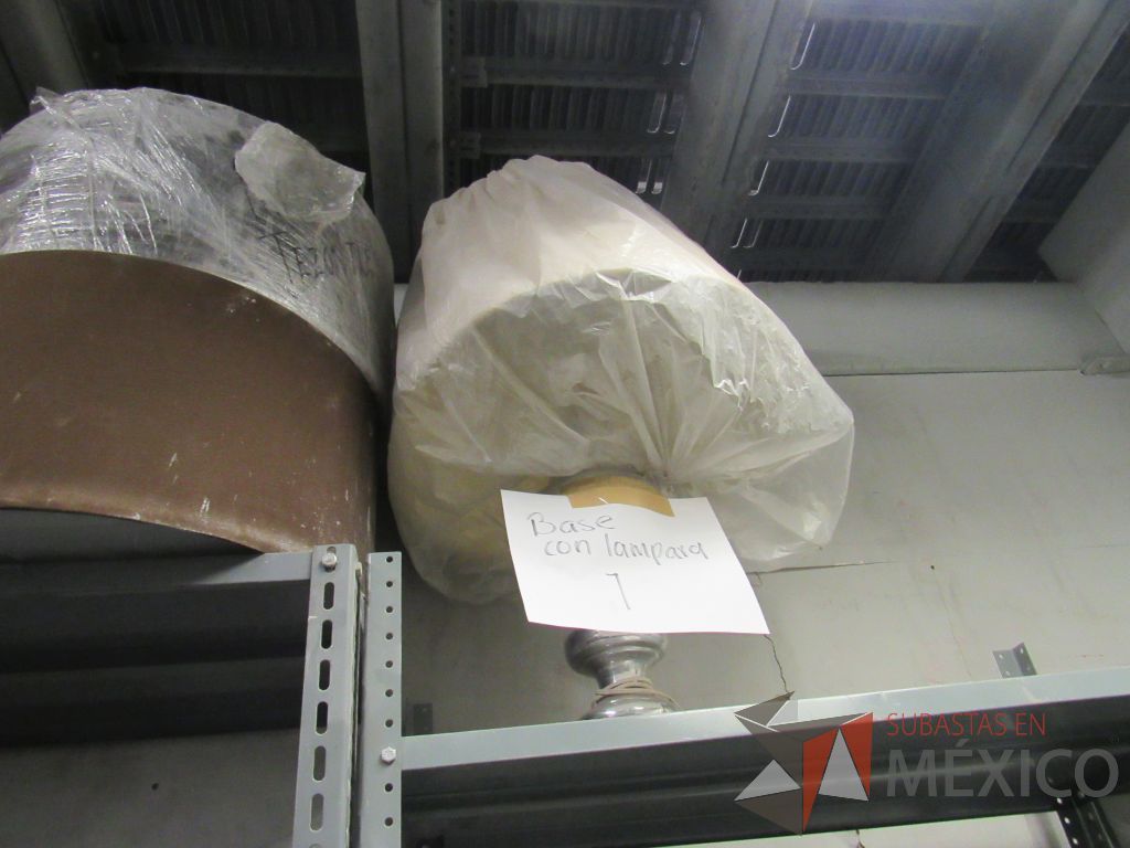 Lote 022 - 68 Pantallas para lampara, 2 Bases de lampara, 3 Lamparas, 1 Paraguas - Imagen 7