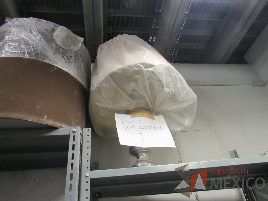 Lote 022 - 68 Pantallas para lampara, 2 Bases de lampara, 3 Lamparas, 1 Paraguas - Imagen 8