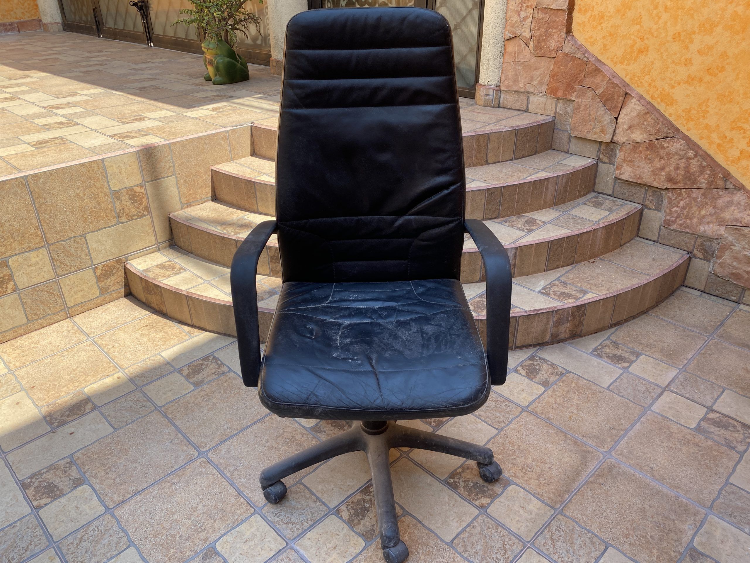 Lote 002 -Silla ejecutiva con ruedas, descansa brazos, asiento y respaldo en tela color negro - Imagen 2