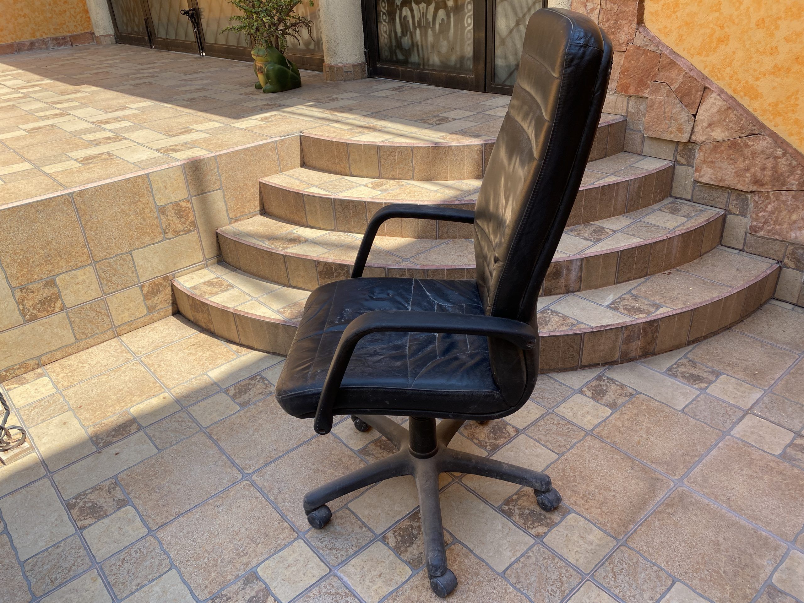 Lote 002 -Silla ejecutiva con ruedas, descansa brazos, asiento y respaldo en tela color negro - Imagen 5