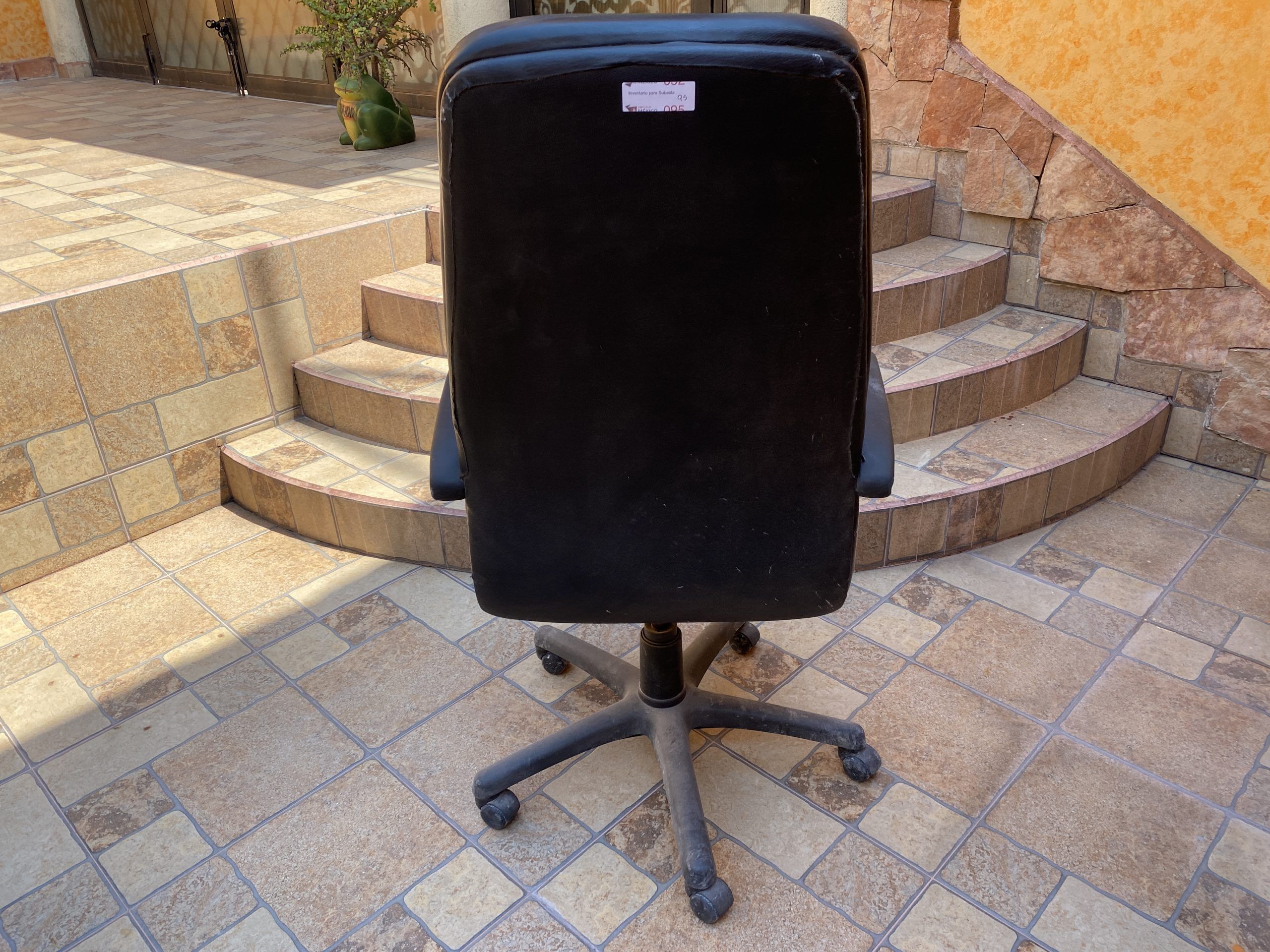 Lote 002 -Silla ejecutiva con ruedas, descansa brazos, asiento y respaldo en tela color negro - Imagen 7
